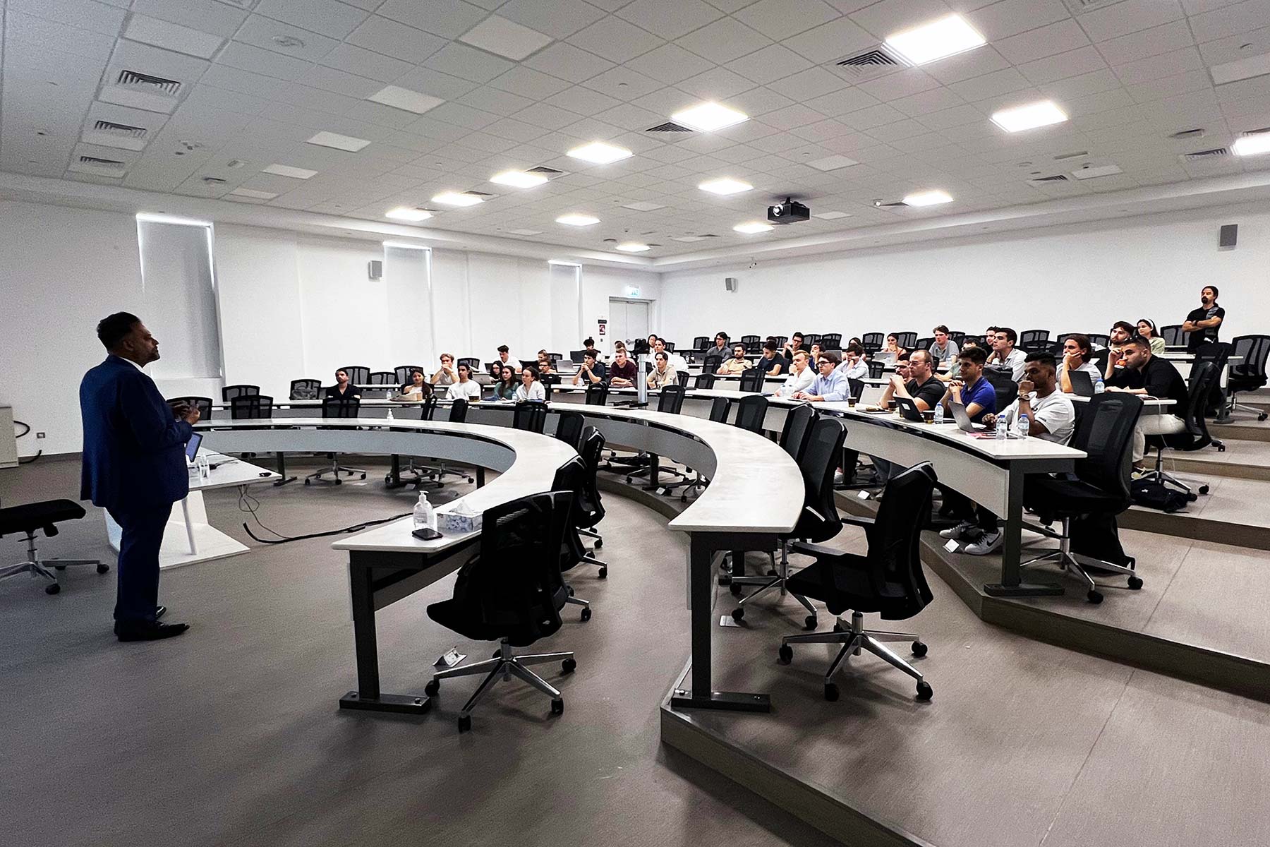 40-esade-business-school-students-pic-002