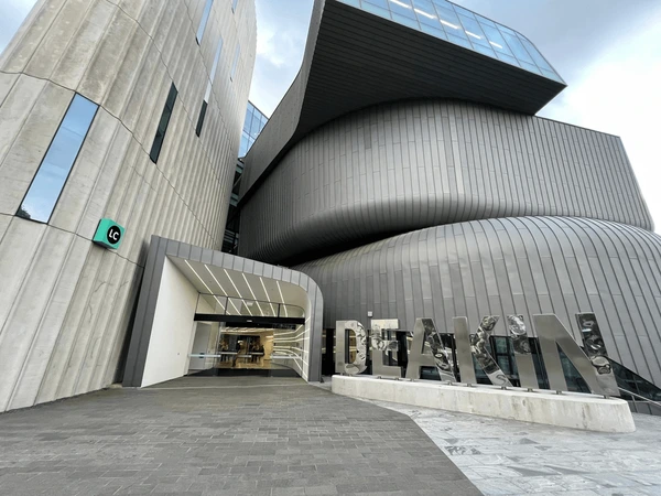 deakin-universitys-burwood-campus-melbourne-600nw-2301978131
