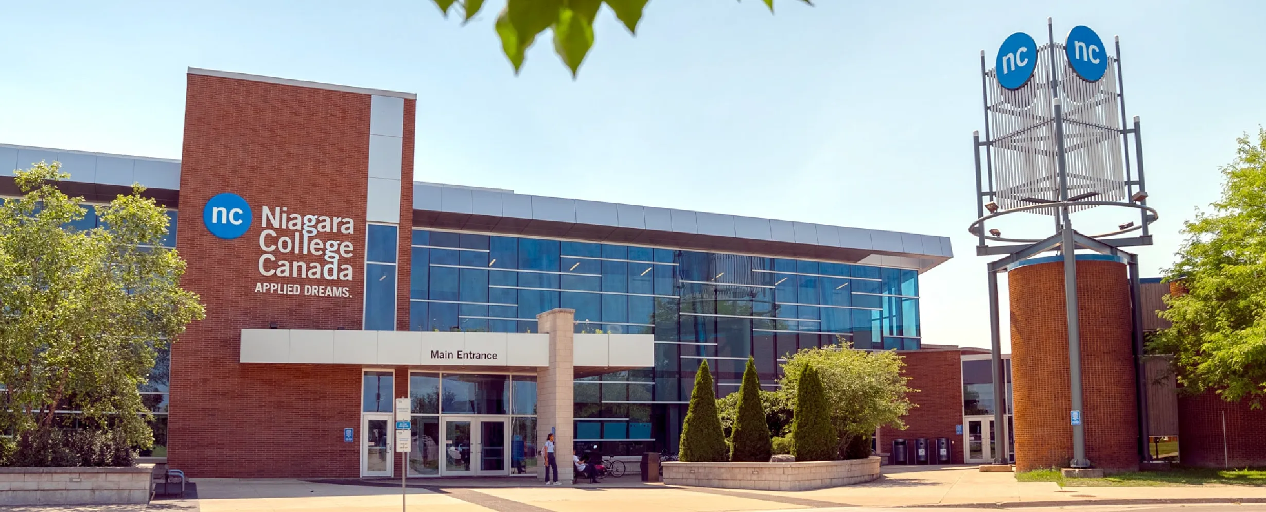 University_of_Niagara_Falls_Desktop_984x398_Header_Banner_12b1a54b26